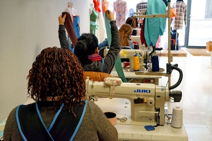El arreglo de ropa es de las actividades que la Fundación Apramp proporciona a las víctimas de trata. En la imagen, un grupo de mujeres trabaja con ayuda de una máquina de coser.
