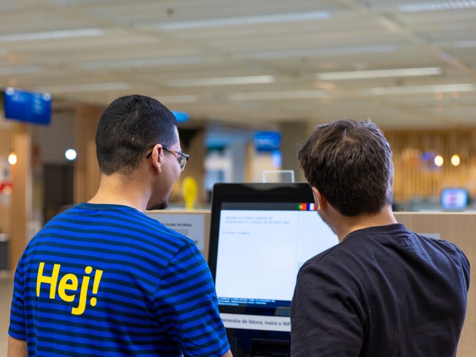 Empleados de Ikea en una tienda de la compañía en España.