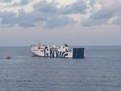 El ferri que ha sufrido el incendio en la ruta Valencia-Palma, este lunes. A la izquierda, el barco en el que los pasajeros han sido remolcados a otro ferri para ser trasladados a Valencia.