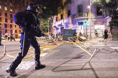 Los Mossos d'Esquadra corren tras los manifestantes durante los altercados al finalizar la movilización convocada el pasado lunes por la ANC y otras entidades con motivo del primer aniversario del 1-O.