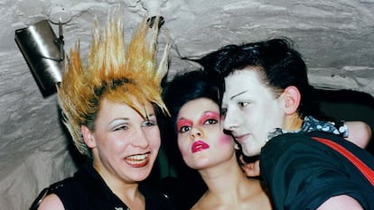 Boy George (a la derecha), con dos de sus ‘partners in crime’ en la era fundacional del movimiento ‘new romantic’: Marilyn (su novio por entonces, que también tendría una breve carrera musical) y la aún hoy dj y promotora nocturna Princess Julia.