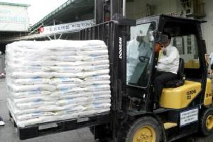 Un trabajador transporta sacos de arroz que serán exportados a Estados Unidos, en el puerto de Seúl.EFE/Archivo