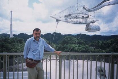 Daniel Altschuler en el observatorio de Arecibo en 2003.