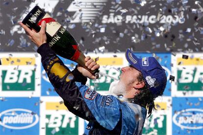 El piloto espa?ol Fernando Alonso, de la escudera Renault, muestra su alegra tras lograr el segundo lugar en el Gran Premio de Brasil y proclamarse campen del mundo de Frmula Uno, por segundo a?o consecutivo, en el circuito de Interlagos en Sao Paulo (Brasil), hoy domingo 22 de octubre.