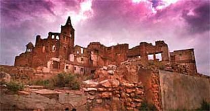 Entre las ruinas del viejo Belchite, arrasado durante la guerra civil, quedan en pie algunos restos mudéjares.