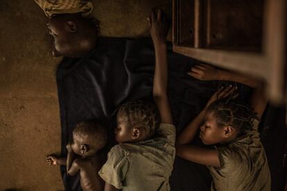 Un grupo de niñas y niños duerme en el orfanato de Bercaille (República Centroafricana). La crisis político militar dejó sin familia a miles de menores. El campo de desplazados de Batangafo es el segundo más grande del país. Unas 24.000 personas, en su mayoría cristianos, han buscado refugio aquí huyendo de los enfrentamientos armados entre milicias ex seleka, peuls y anti balaka. La violencia estalló en diciembre de 2013 cuando la coalición rebelde seleka llevó a cabo un golpe de Estado en la capital, Bangui. El entonces presidente, François Bozizé, huyó a la República Democrática del Congo y Michel Djotodia se proclamó el nuevo presidente. Milicias anti balaka se formaron en respuesta a los ataques de los seleka y desde entonces la violencia se ha convertido en parte de la vida cotidiana de la población.