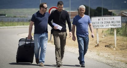 El guardia civil Juan Carlos Alonso, en el centro, junto a unos compa&ntilde;eros a su salida de la c&aacute;rcel .