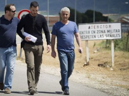 El guardia civil Juan Carlos Alonso, en el centro, junto a unos compañeros a su salida de la cárcel .