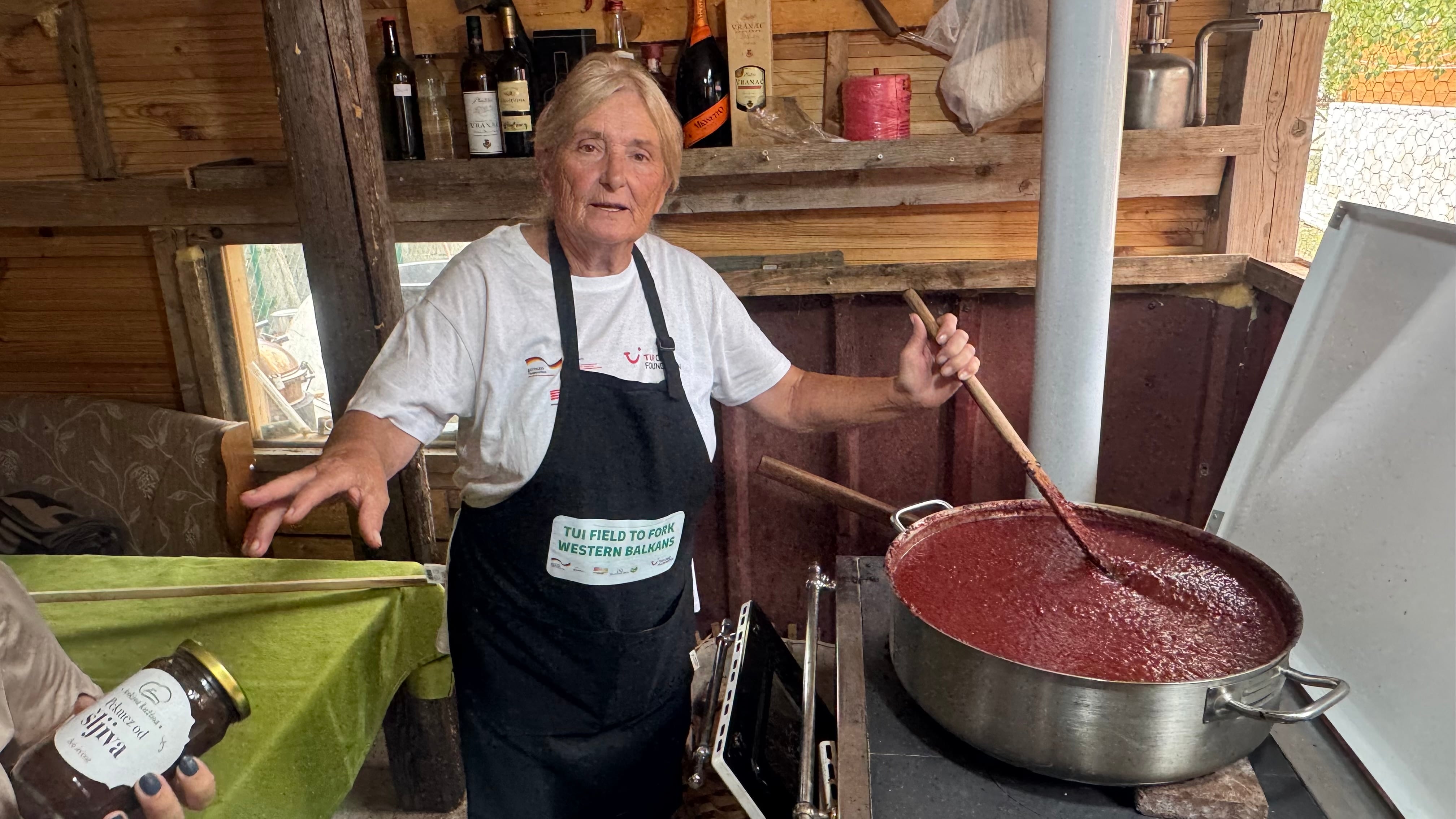 Anka, la madre de Ratko Bataković, se ocupa de la elaboraciónd e mermelada en la granja. Ya se ha acostumbrado a compartirlo con sus visitantes.