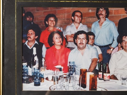 Fotografía de Pablo Escobar en la oficina del jefe de la división de Houston de la Agencia Antidroga Estadounidense (DEA, por sus siglas en inglés), una imagen tomada a la foto original en 2012.