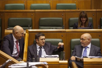 Rodolfo Ares, Patxi López, y José Antonio Pastor en el Parlamento vasco.