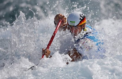 El alemán Sideris Tasiadis compitiendo en la semifinal masculina de canoa.