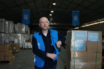 El portavoz de la UNRWA, Jonathan Fowler, en uno de los almacenes en Amán.