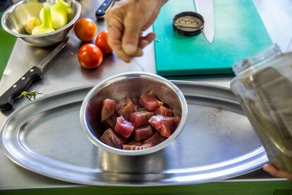El plato estrella de esta tarde es el marmitako, cuyo origen se encuentra en los pescadores asturianos, cántabros y vascos. Se trata de un guiso de atún con patatas, cebolla, pimiento y tomate. 
