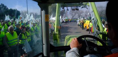 Vista desde el interior de uno de los tractores durante la protesta en la AP 4