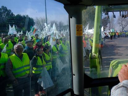 Vista desde el interior de uno de los tractores durante la protesta en la AP 4