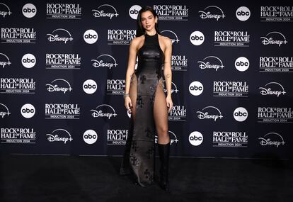 Dua Lipa, por su arte, escogió un vestido de reminiscencias japonesas confeccionado en cuerpo de Chrome Hearts, la firma gótica de Hollywood fundada por Richard Stark.