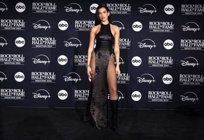 Dua Lipa, por su arte, escogió un vestido de reminiscencias japonesas confeccionado en cuerpo de Chrome Hearts, la firma gótica de Hollywood fundada por Richard Stark. 