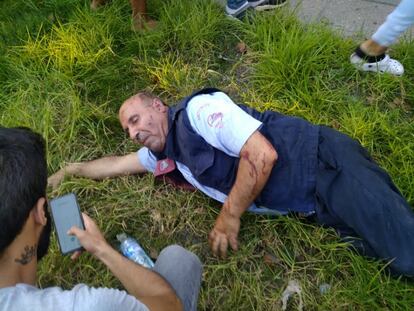 Un herido es atendido en el suelo antes de ser trasladado a un centro médico.