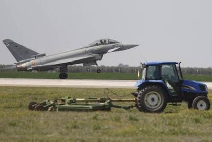 Un avión Eurofighter despega en la base aérea de Morón de la Frontera (Sevilla).