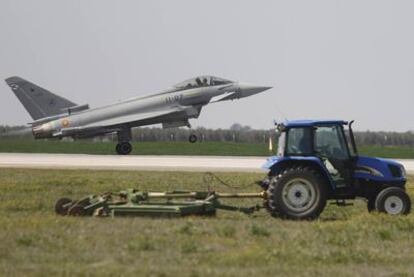 Un avión Eurofighter despega en la  base aérea de Morón de la Frontera (Sevilla).