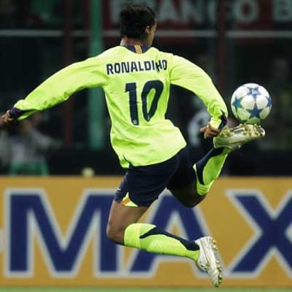 Ronaldinho hace un control de espuela.