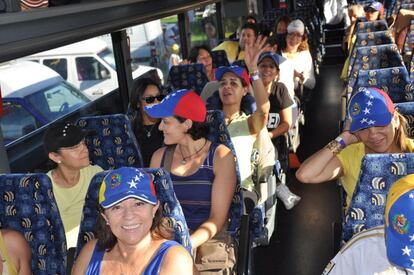 Venezolanos viajan de Miami a Nueva Orleans para votar después del cierre del consulado en Miami.