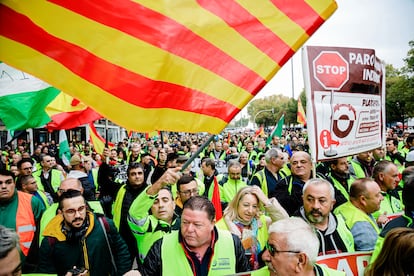 Manifestación de los transportistas de la Plataforma de Defensa del Transporte, este lunes en Madrid.