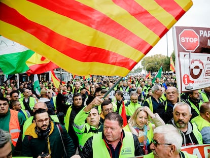 Manifestación de los transportistas de la Plataforma de Defensa del Transporte, este lunes en Madrid.