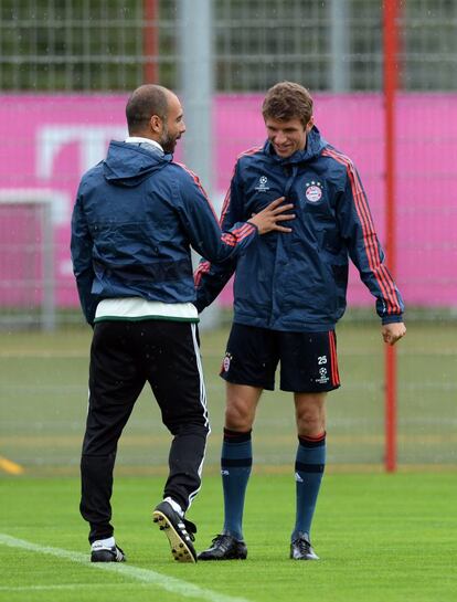 El entrenador del Bayern de Múnich, Pep Guardiola, conversa con el jugador Thomas Mueller durante un entrenamiento en Múnich. El equipo alemán se medirá al CSKA de Moscú en su primer encuentro de Champions.