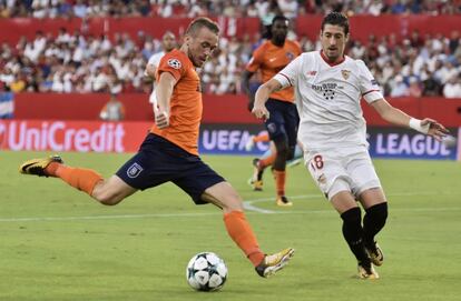 Edin Vista, del Istanbul Basaksehir Fk, y el Sergio Escudero, del Sevilla, durante el partido de vuelta.