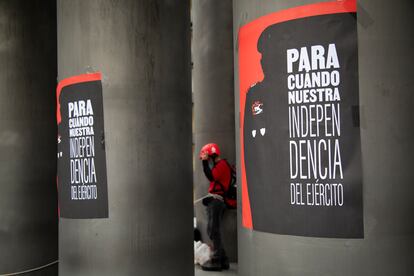 En todo momento, la Brigada Humanitaria de Paz Marabunta se encargó de resguardar la seguridad de las dos personas que escalaron el monumento. En la imagen, un integrante de la Brigada Marabunta al pie de la Estela de Luz.