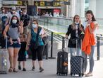 PALMA DE MALLORCA. (ISLAS BALEARES), 13/06/2021.- Pasajeros llegando al Aeropuerto de Son San Joan de Palma de Mallorca, esta domingo . EFE/Cati Cladera