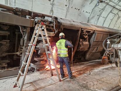 Un operario trabaja en el corte por piezas del tren Avant S114 siniestrado el pasado 19 de octubre en el tnel Atoch-Chamartn, en Madrid.