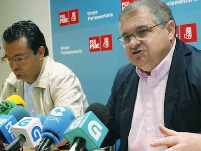 Pablo López Vidal e Ismael Rego, ayer en el Parlamento de Galicia.