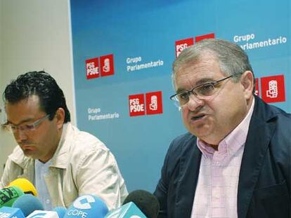 Pablo López Vidal e Ismael Rego, ayer en el Parlamento de Galicia.