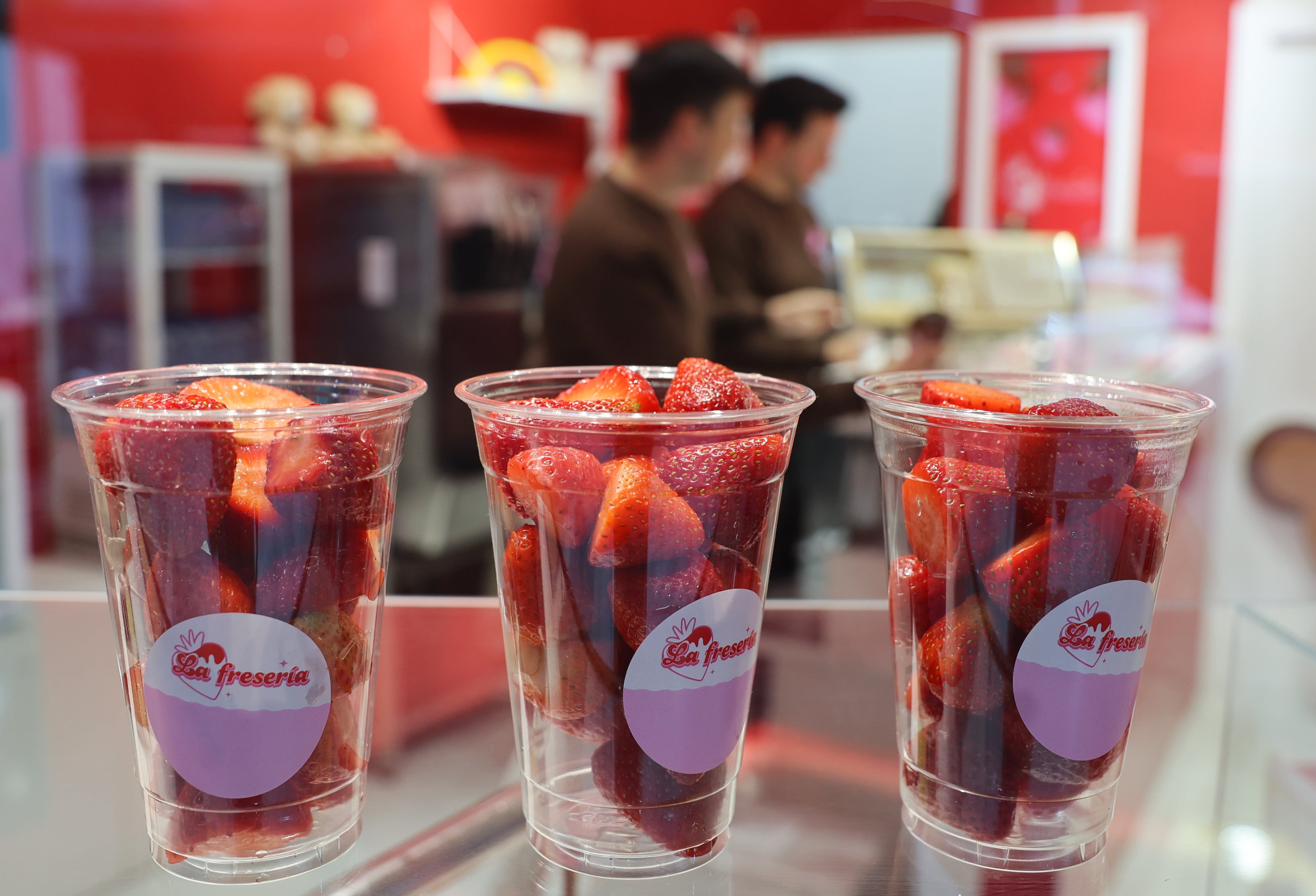 Cada vaso contiene entre 12 y 13 piezas de fresones.