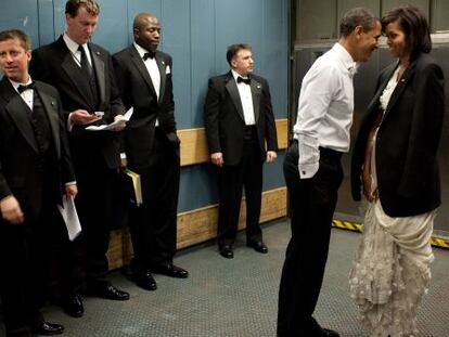 Barack i Michelle Obama, envoltats d'agents del servei secret, en un descans del ball celebrat després de guanyar les eleccions.