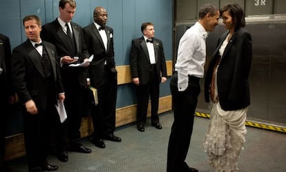Barack e Michelle Obama, rodeados de agentes do serviço secreto, em um descanso do baile celebrado depois de vencer as eleições.