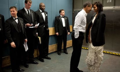 Barack y Michelle Obama, rodeados de agentes del servicio secreto, en un descanso del Baile celebrado tras ganar las elecciones.