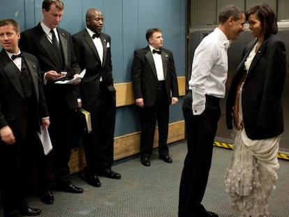 Barack e Michelle Obama, rodeados de agentes do serviço secreto, em um descanso do baile celebrado depois de vencer as eleições.