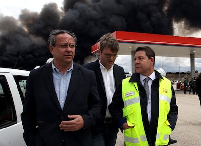 El president de Castella-la Manxa, Emiliano Garcia Page (d), supervisa les labors d'extinció a l'incendi del cementiri de pneumàtiques de Seseña.