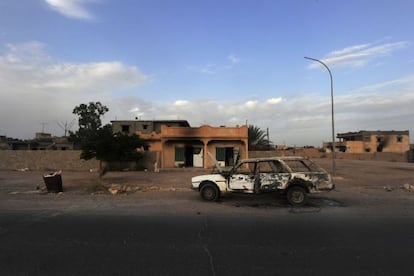 Un coche destruido en la ciudad de Tawarga, cuyos habitantes son acusados de participar en el asedio de la vecina Misrata.