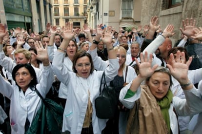 Protesta de farmacéuticos de las tres provincias valencianas ante la Consejería de Hacienda por el impago de la deuda por parte del Consell.