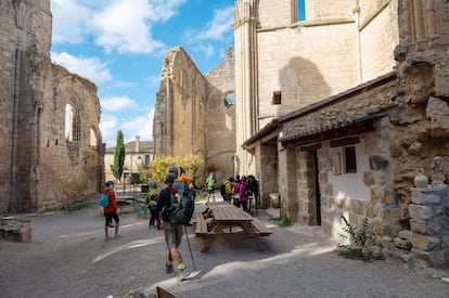 Peregrinos del Camino visitan las ruinas del monasterio de San Antón.