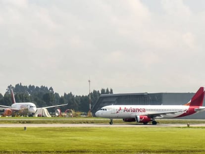 Un avión de Avianca en el aeropuerto El Dorado de Bogotá.