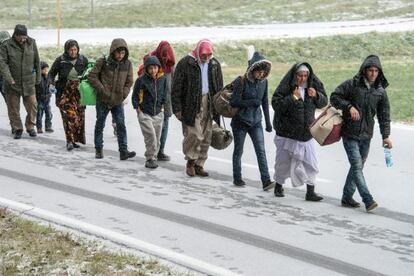 Un grupo de refugiados se aproxima a la  frontera entre Alemania y Austria cerca de Wegscheid.