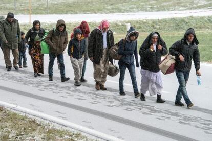 Un grupo de refugiados se aproxima a la frontera entre Alemania y Austria cerca de Wegscheid.