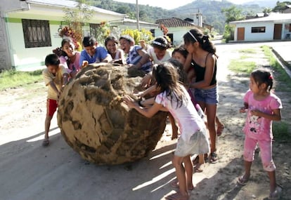 Los niños del colegio local interactúan con el robot en la plaza principal de San Roque (Perú)