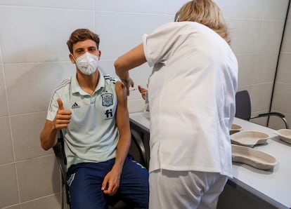 Pau Torres es vacunado con la dosis de Janssen en Las Rozas.